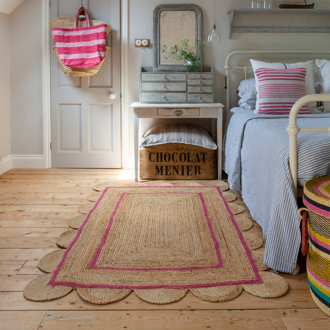 Jute scalloped rug with fuschia pink borders